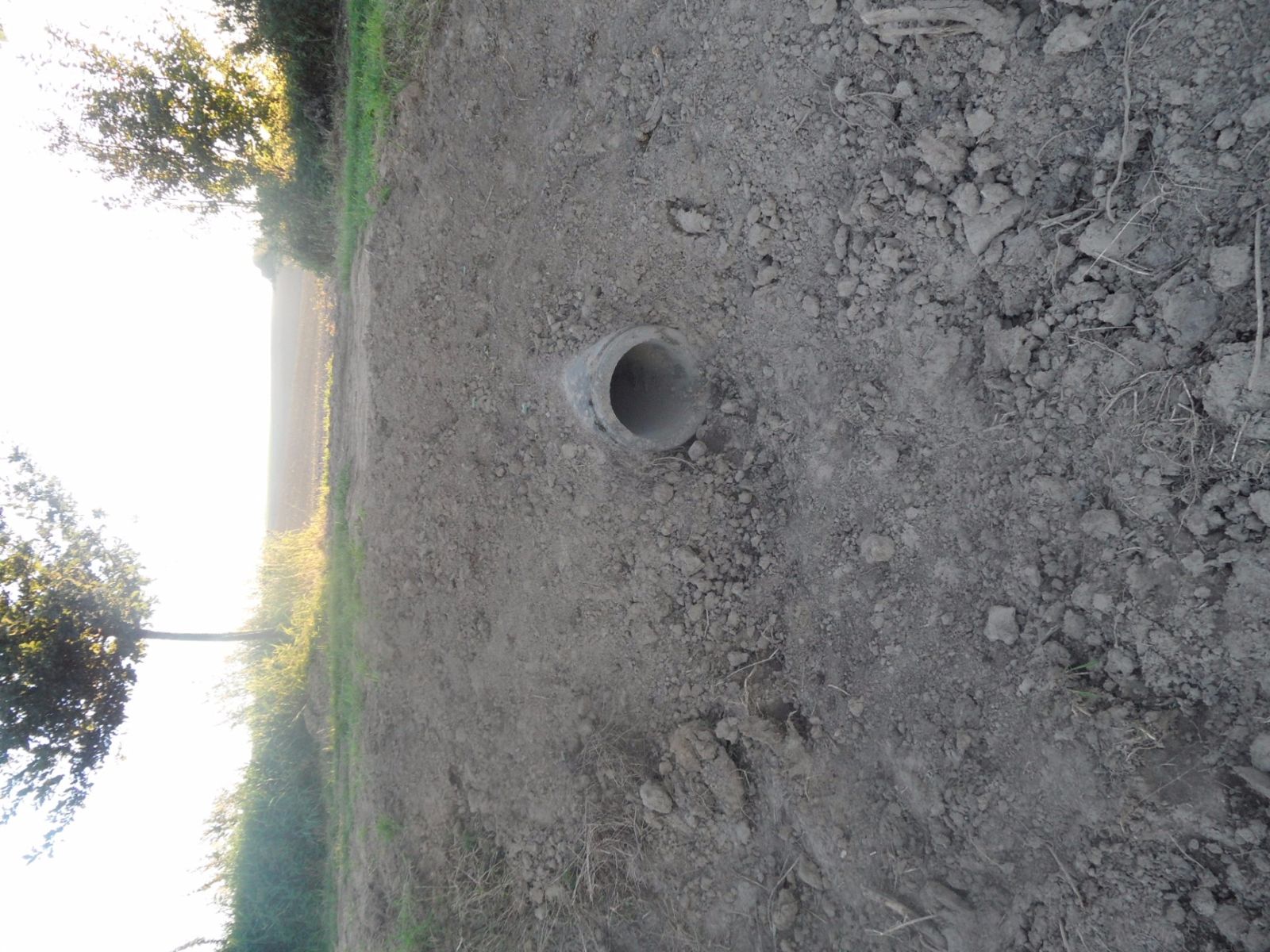 Vyčištěný odtok v příkopu