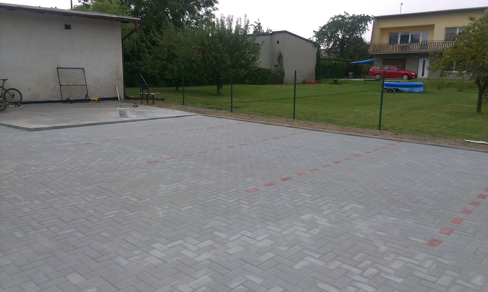 Nová zpevněná plocha u budovy