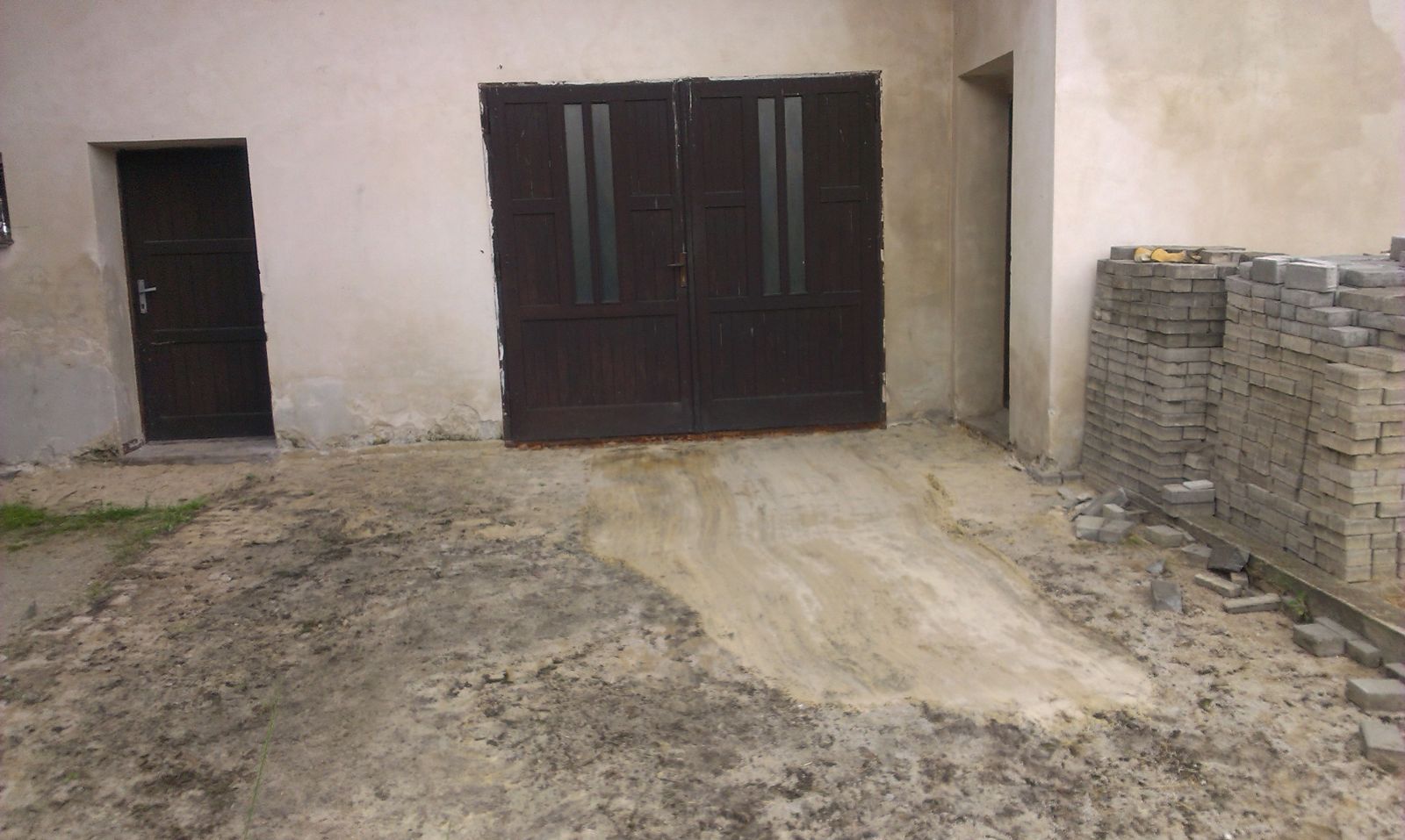 Prostor po částečném odstranění nakládací rampy