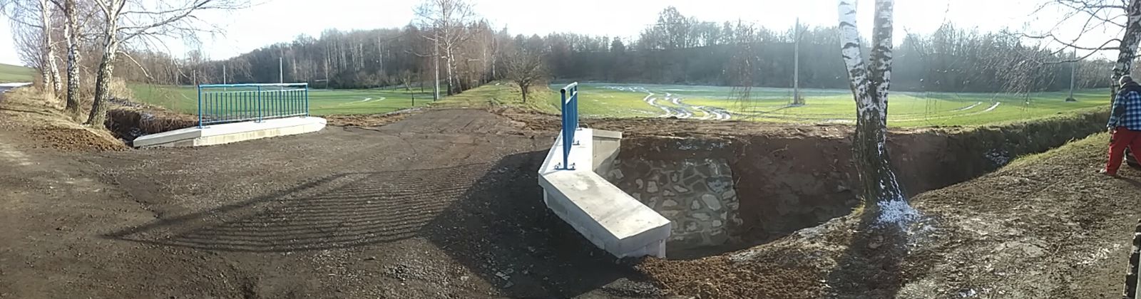 Panorama hotového mostku přes potok