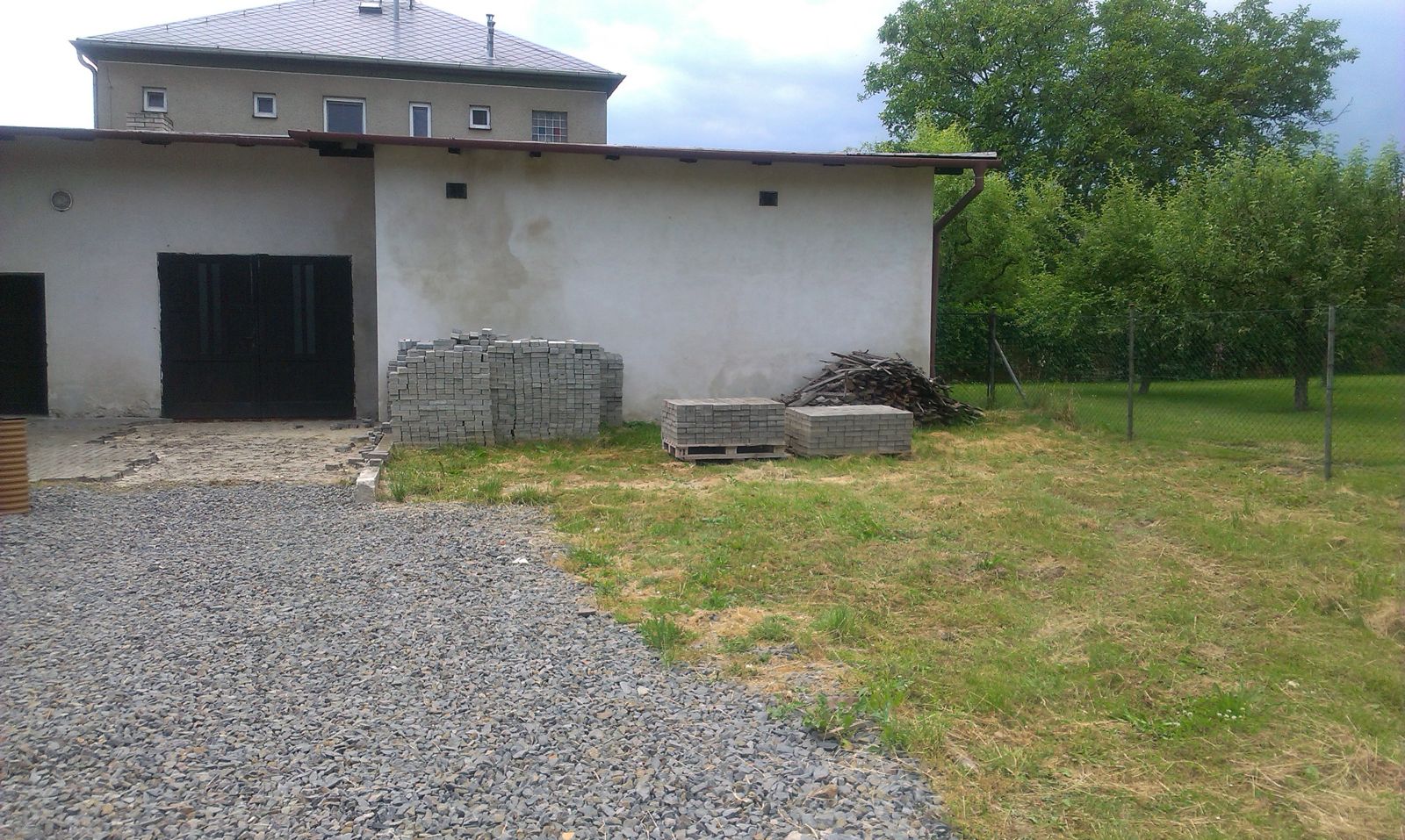 Štěrková zpevněná plocha před garáží