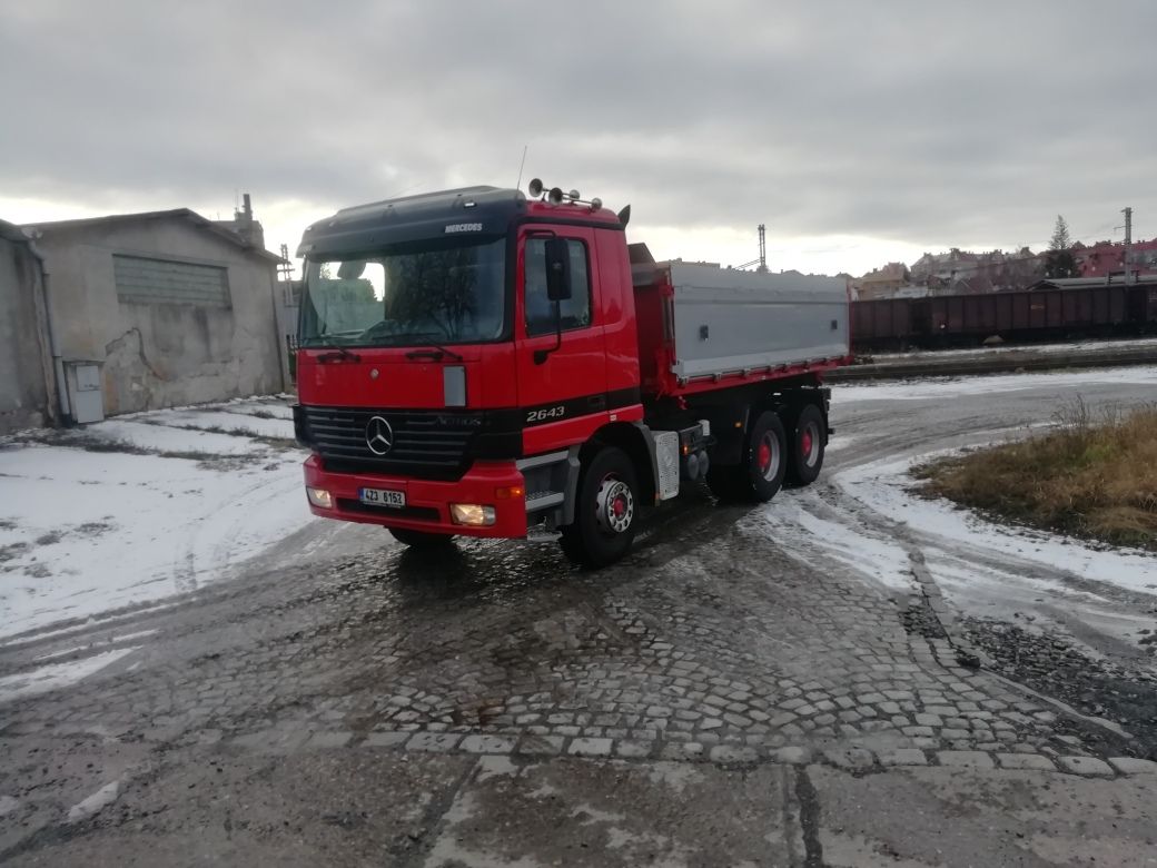 Červený sklápěč Mercedes-Benz v zimě
