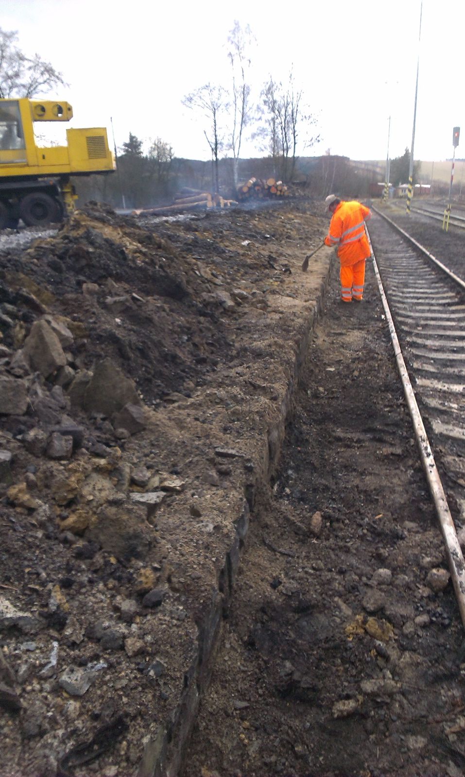 Výkopové práce podél kolejiště